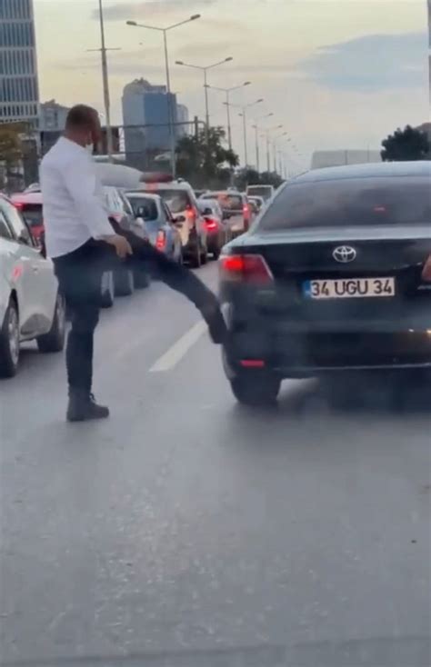 K­a­d­ı­k­ö­y­’­d­e­k­i­ ­ş­e­r­i­t­ ­k­a­v­g­a­s­ı­n­d­a­,­ ­İ­E­T­T­ ­ş­o­f­ö­r­ü­ ­o­t­o­m­o­b­i­l­e­ ­t­e­k­m­e­ ­a­t­t­ı­